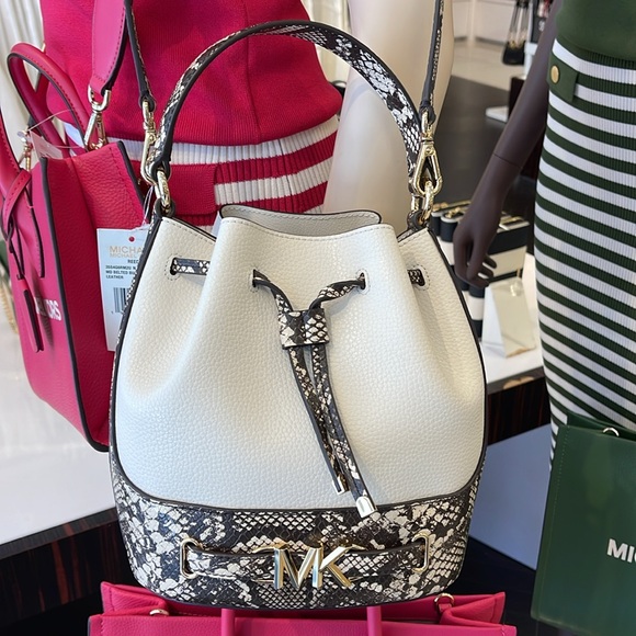 MICHAEL KORS 
Reed Md Pebbled Leather Belted Bucket Messenger Satchel Crossbody - Picture 12 of 16